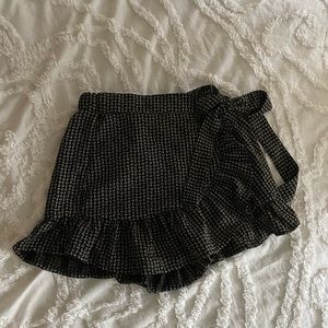 black patterned ruffle shorts